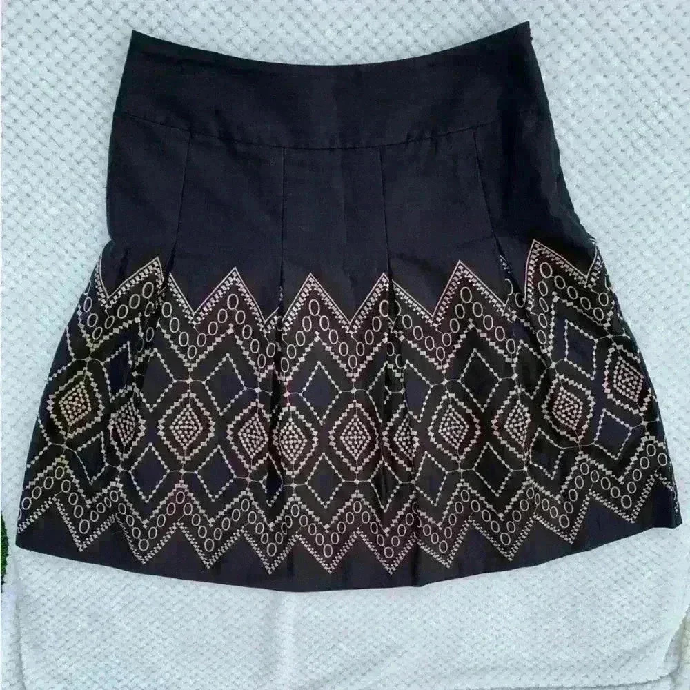 Dana Buchman Pleated Black and gold embroidered skirt sz 8 embroidered office